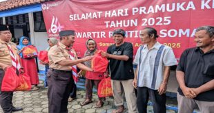 Pramuka Peduli Kwarran Somagede Bagikan Sembako Setelah Upacara Hari Pramuka Ke-64