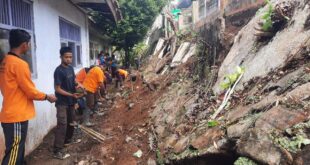 Pramuli Kwarran Somagede Ambil Peran Dalam Pembersihan Talud Longsor di SMP PGRI 2 Somagede