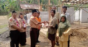 Kwarran Somagede Serahkan Bantuan Kepada Korban Kebakaran di Desa Somagede